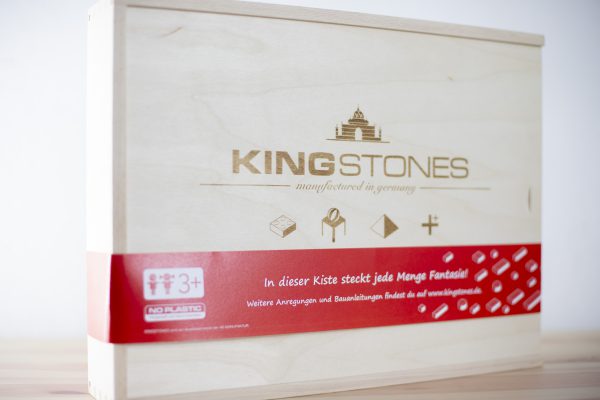 Unser hochwertiger Holzkasten mit 4,6 kg KINGSTONES und einer Gravur.